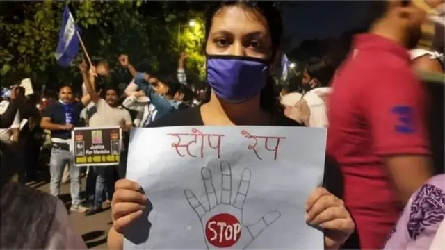 आंदोलन करती महिला