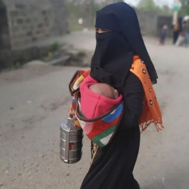 কোলের শিশুকে নিয়েও শিবির ছেড়েছেন একজন রোহিঙ্গা মা