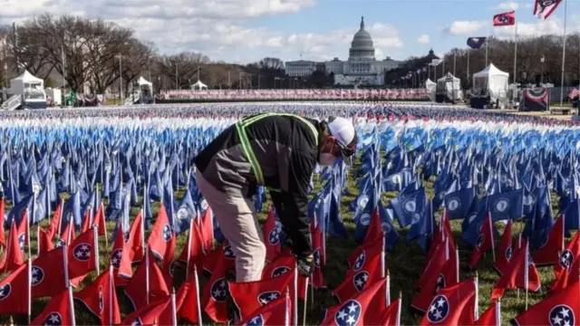 Kuapishwa kwa Biden kumekuwa kwa tofauti kama ilivyozoeleka kwa mujibu wa desturi, ikiwemo kukabidhiwa sanduku la nyuklia