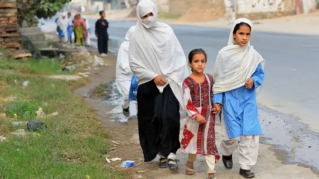 سکول جاتے بچے