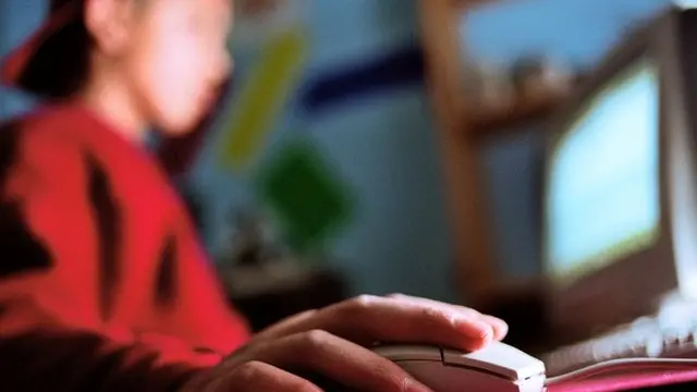 Adolescente usando una computadora