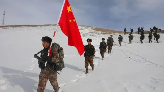 শিনজিয়াংয়ে চীনা সৈন্যদের টহল। চীনকে সামলানো জো বাইডেনের জন্য বড় চ্যালেঞ্জ হবে