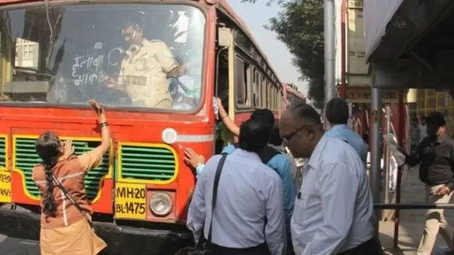 एसटी बस