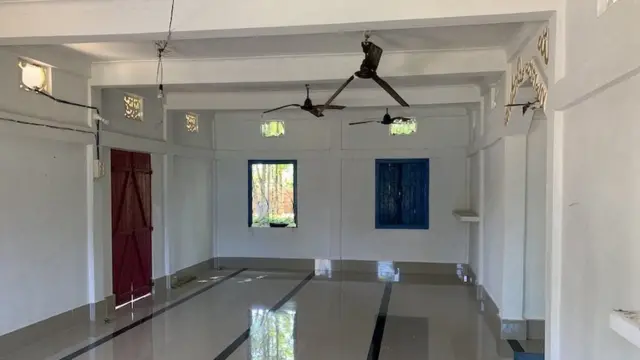 મસ્જિદની અંદરનું દૃશ્ય