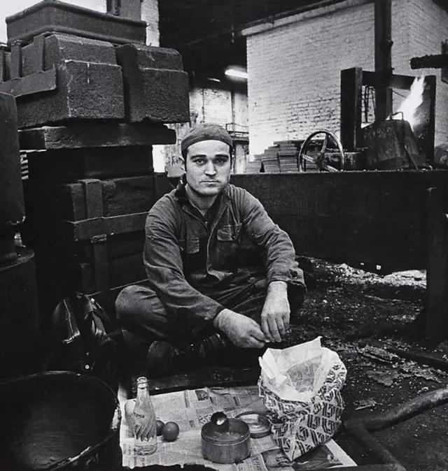 "İftar için radyo başında ezanın okunmasını beklerdik. İsveç'te yaşayıp Türkiye'ye göre oruç tutuyorduk ama kabul oluyor muydu Allah bilir."