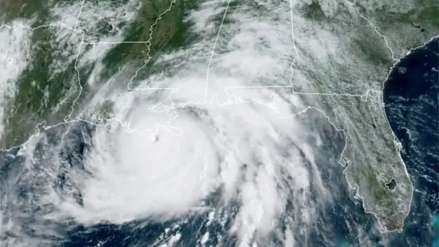Una imagen satelital del huracán Ida