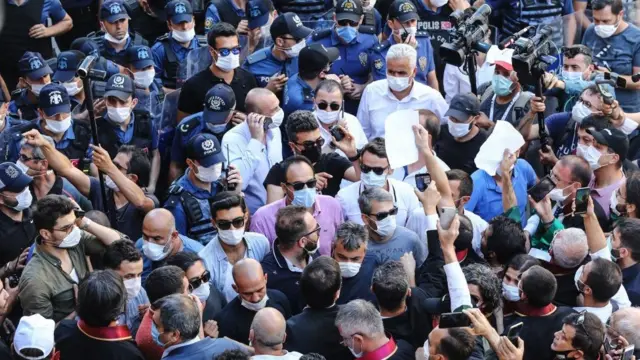 avukatlar ve polis barikatı