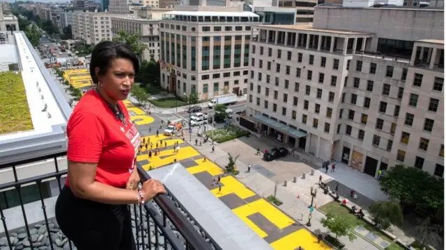 Bowser inauguró además una pintada gigante con la frase "Black Lives Matter" en la avenida frente a la Casa Blanca.