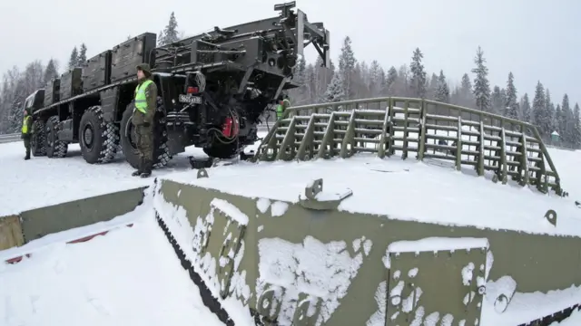 Бронемашина, охранямая солдатами