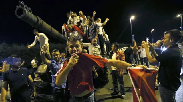 En las calles de las principales ciudades turcas reino la confusión durante horas, mientras en el principal aeropuerto de Estambul se suspendieron todos los vuelos. Aunque a primera hora del sábado las autoridades aseguraron que la situación estaba controlada.