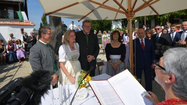 Свадьба австрийского министра Карин Кнайсль