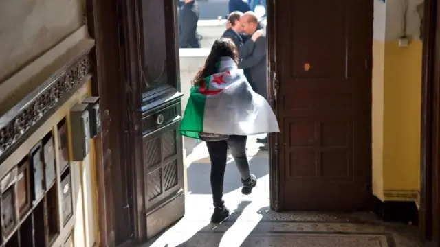 "Nous avons entendu le message de la jeunesse algérienne", a déclaré M. Bedoui lors de sa conférence de presse, en présence du vice-Premier ministre Ramtane Lamamra.