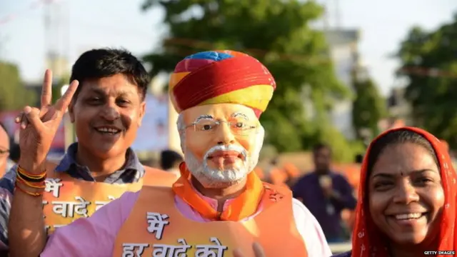 મોદીના સ્વાંગમાં એક કાર્યકરની તસવીર