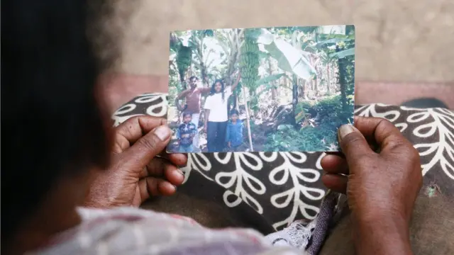 मधु की मां बचपन की तस्वीर दिखाते हुए