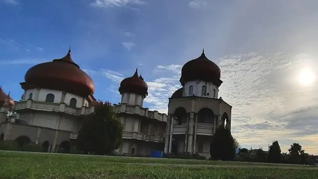 Masjid Baitul Makmur di Aceh Barat.