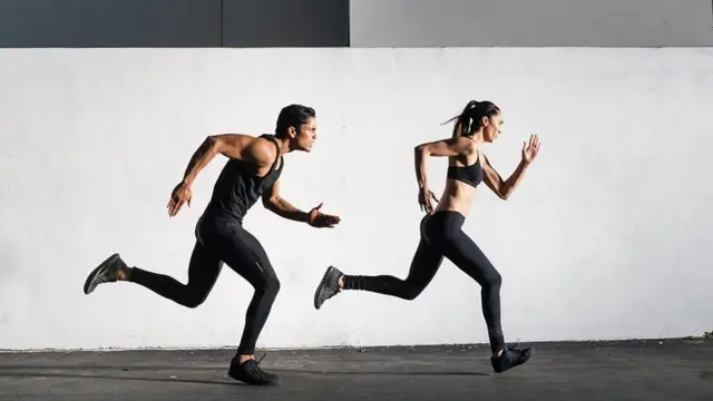 زن و مرد در حال دویدن