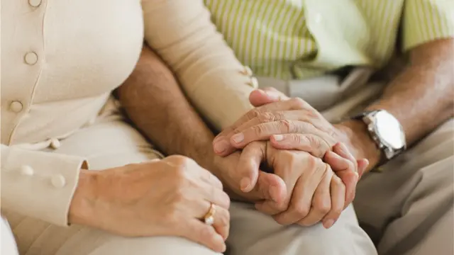 हाथ पकड़े दंपत्ति