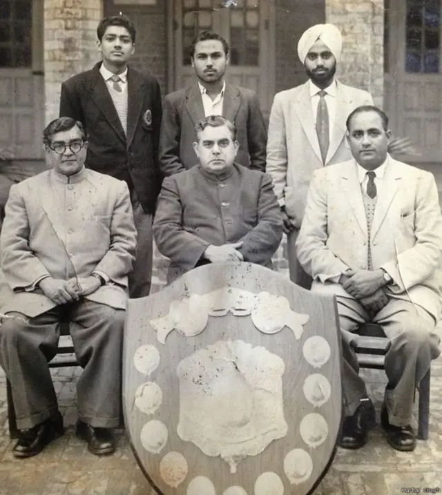 જગજીત સિંઘના કૉલેજના દિવસોની તસવીરમાં અન્ય કૉલેજના લોકો અને મેડલ સાથે