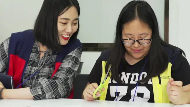 Hawon dan seorang tenaga konseling kamp