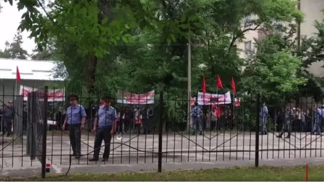 Өмүрбек Текебаевдин соттук иши каршылык акциялары менен коштолуп келатат