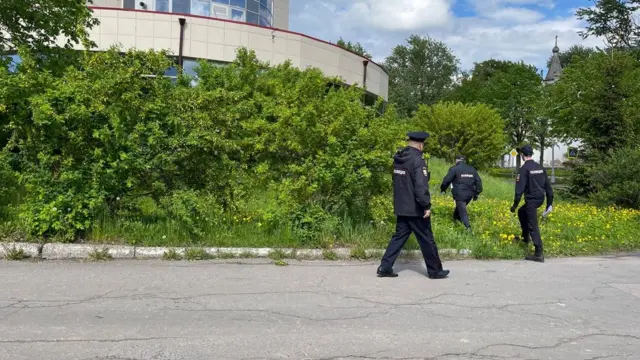 Сотрудники полиции подходят к месту проведения Земского съезда с тыла