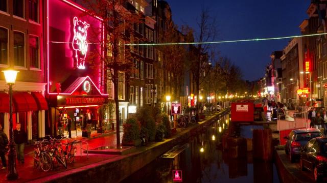«Квартал красных фонарей в Амстердаме: Проститутки и красные фонари» — создано в Шедевруме
