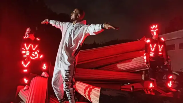 يحقق مطربو المهرجانات، ومنهم فريق "الصواريخ"، نجاحا جماهيريا واسعا