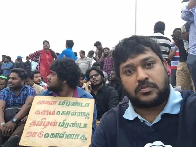 போராடும் இளைஞர்கள்