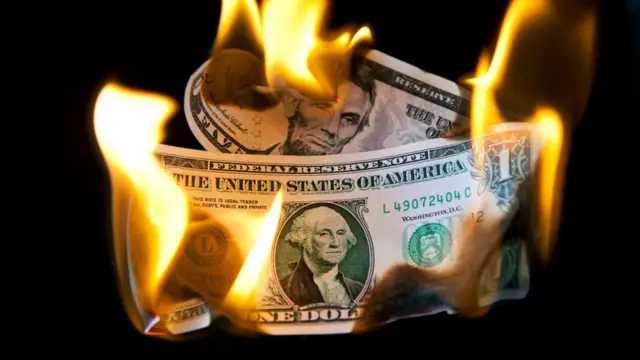 Dólar en llamas
