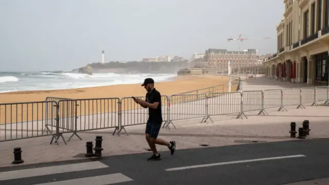 Пробежаться по центру Биаррица могут только те, кто в нем живет. И то лишь в одиночестве и со справкой в кармане