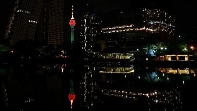 2020 අප්‍රේල් 11 වන දින කොළඹදී කොවිඩ්-19 වෛරසයට එරෙහිව සෞඛ්‍ය සේවකයින් කළ කැපවීම සඳහා සහයෝගීතාවයේ සළකුණක් ලෙස නෙළුම් කුළුණ වර්ණවලින් ආලෝකමත් කළ අවස්ථාව