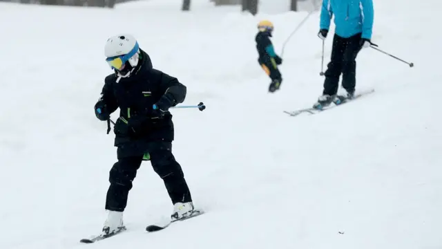 Горожане катаются на горных лыжах на склоне "Лата трэк" в Крылатском во время снегопада