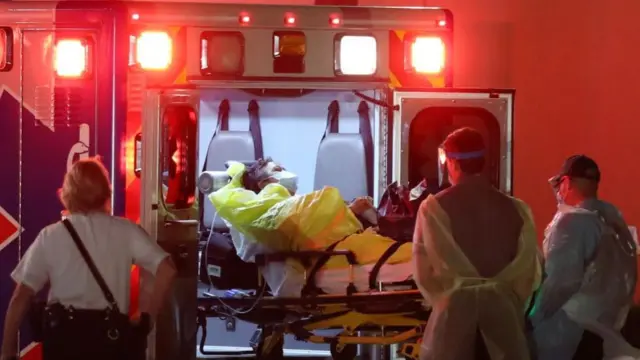 مسعفون يعنون بمريض