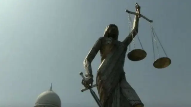 হেফাজতে ইসলামের চাপের মুখে আদালত প্রাঙ্গণ থেকে ভাস্কর্য সরিয়ে ফেলতে বাধ্য হয় সরকার।