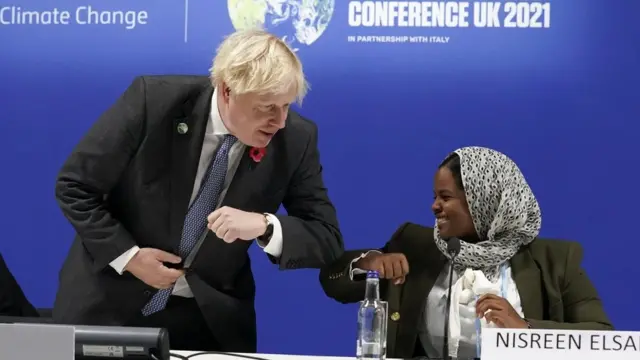 'Cop26'에서 보리스 존슨 전 영국 총리와 사진을 찍은 니스린 엘사임. 그녀는 기후 관련 행사에서 젊은 세대에게 주어지는 연설 시간이 상대적으로 짧다고 말한다