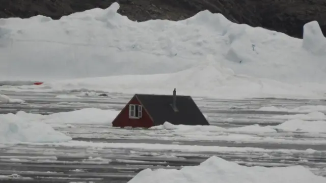 The surge of water is also reported to have swept away 11 homes in the village of Nuugaatsiaq, Geenland