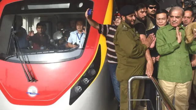 పాక్ మెట్రో రైలు