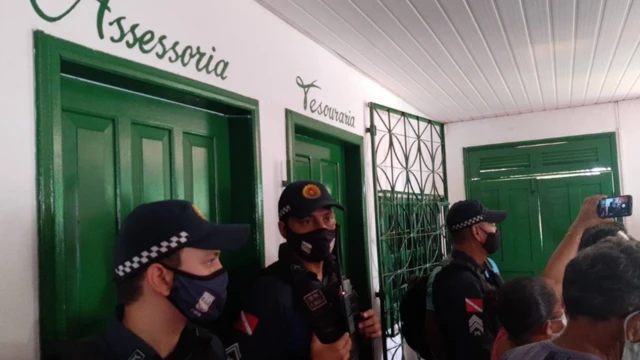 Policiais militares de máscara dentro de sindicato