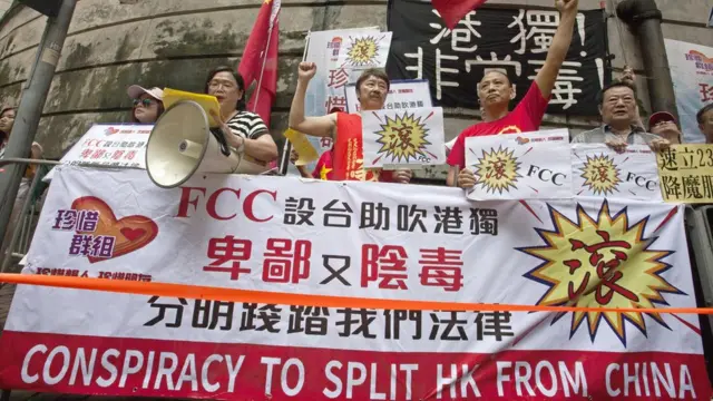 亲北京社团成员在香港外国记者会外抗议（14/8/2018）