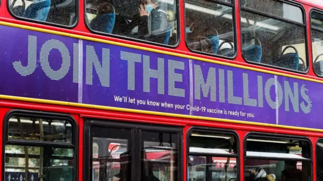 รถบัสมีข้อความเชิญชวนรับวัคซ๊น