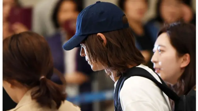 จอง จุนยอง ถูกล้อมด้วยนักข่าว