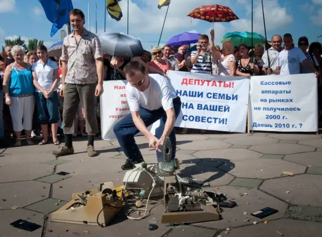 Дрібні підприємці протестували проти запровадження розрахунків через касу і 10, і 20 років тому