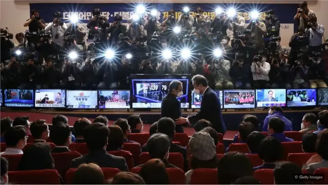 ጋዜጠኞች የተሰበሰቡበት አዳራሽ