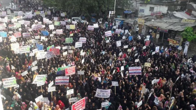 सूरत में मुस्लिम महिलाओं का प्रदर्शन