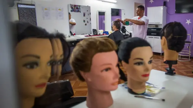 Com queda do número de alunos, Carmelina diz que está difícil pagar o aluguel do salão