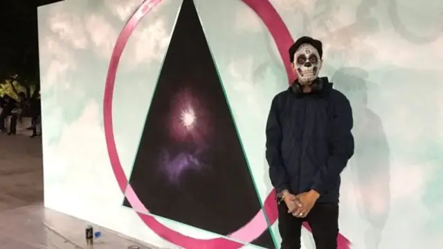 Un hombre con la cara pintada de esqueleto