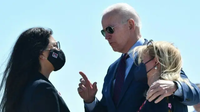 بایدن برای حمایت از اسرائیل از سوی برخی از دموکرات‌ها مانند رشیده طلیب (سمت چپ) تحت فشار بوده است