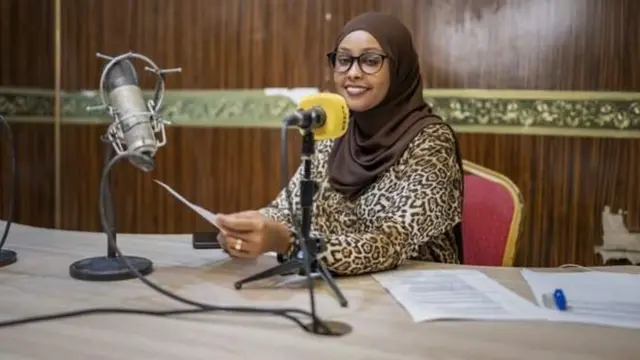 Une femme à l'antenne
