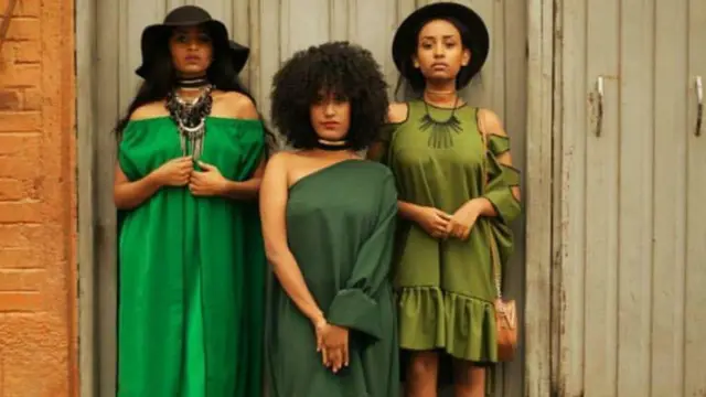 ሞዴሎች የቁንጅናን ልብስ ለብሰው