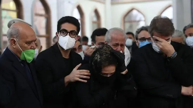 از چپ محمد آقاسی وکیل شجریان، رایان شجریان و کتایون خوانساری همسر شجریان